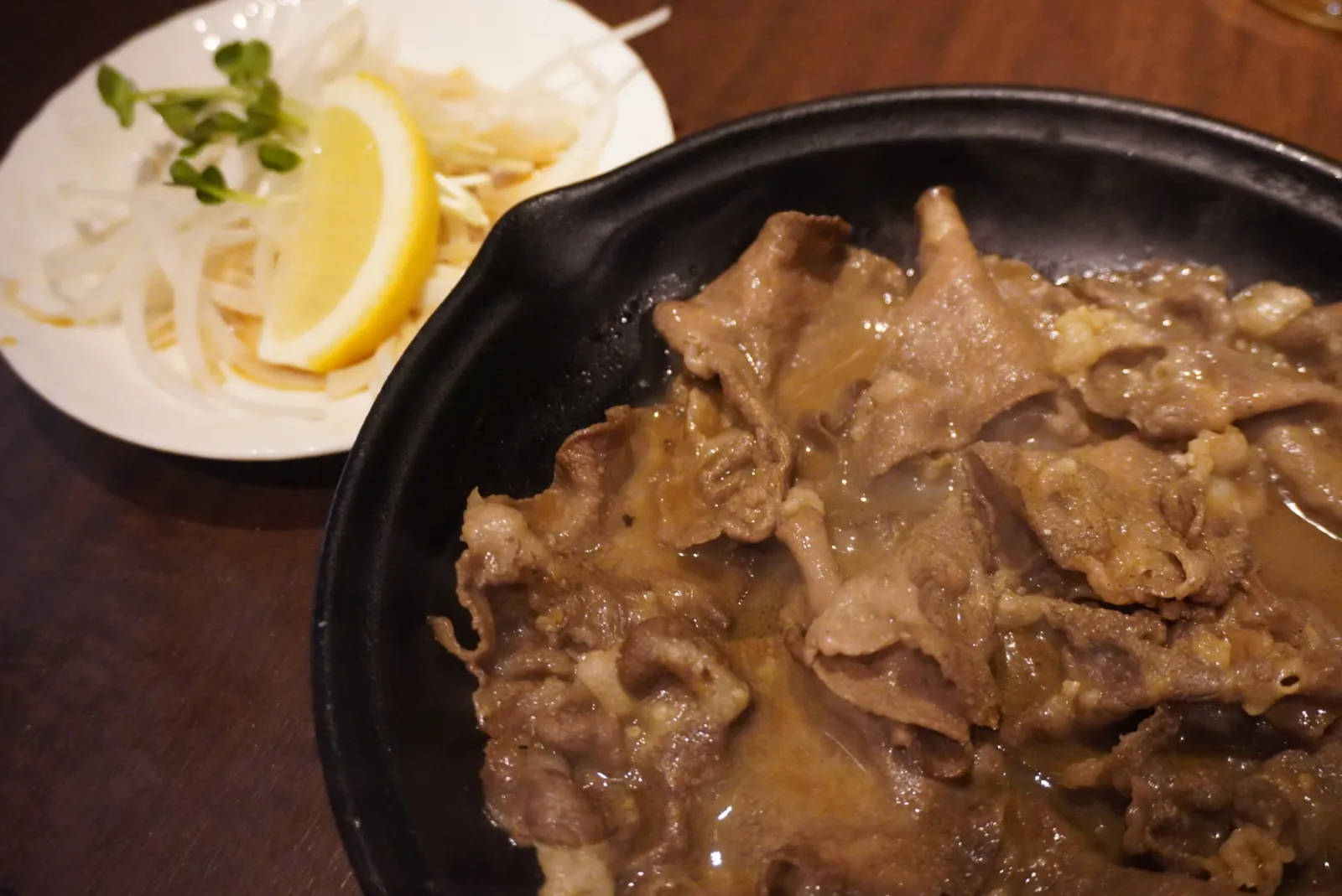 鉄板で供される牛たん陶板焼き