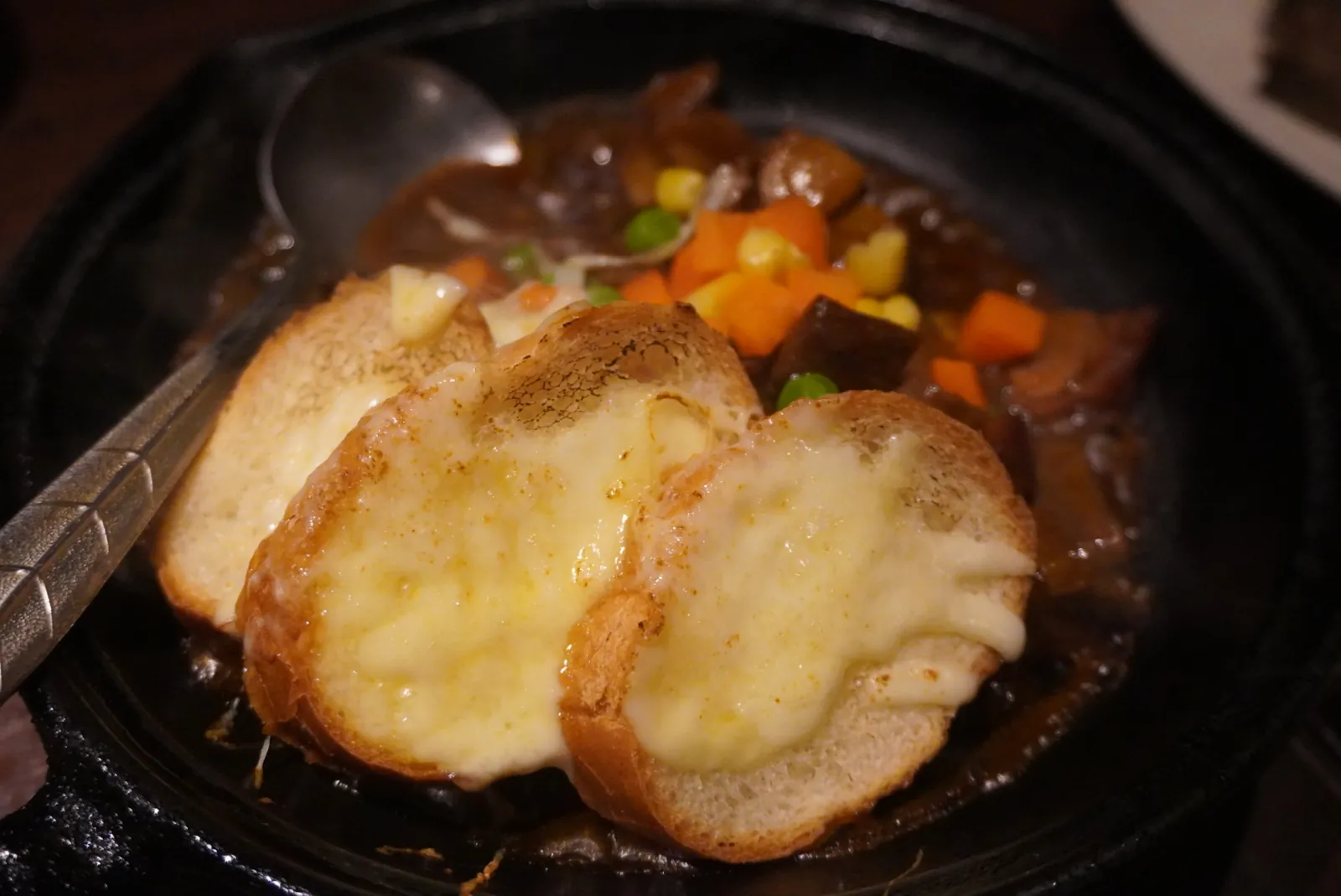 チーズトーストを添えたビーフシチュー